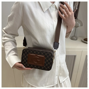 Sac bandoulière rétro avec écusson cuir embossé G et large bandoulière en nylon brun