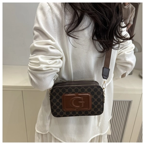 Vue arrière détaillée d'un sac bandoulière marron à motifs avec sangle large