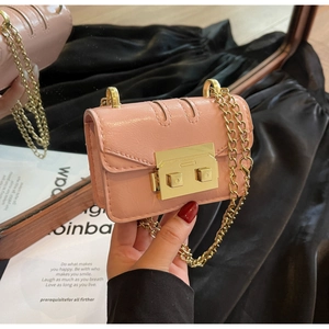 Gros plan détaillé du mini sac rose à chaîne avec fermoir doré et cuir brillant