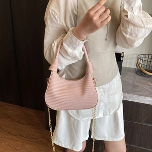 Rosafarbene Halbmond-Tasche mit goldener Kette und Knotendetail für Damen