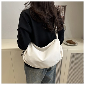 Weiße Halbmond-Umhängetasche mit breitem Riemen und elegantem, minimalistischem PU-Leder