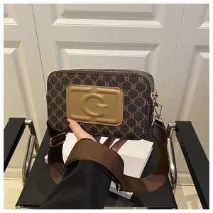 Détail du sac bandoulière vintage avec patch cuir logo G et large bandoulière