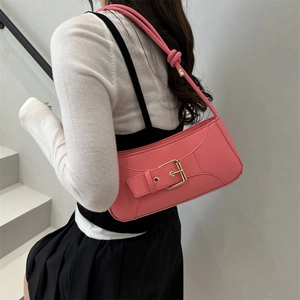 Borsa a mezzaluna rosa minimalista da spalla in pelle lucida con fibbia dorata
