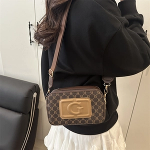 Petit sac à bandoulière marron avec monogramme, patch G en cuir et large bandoulière