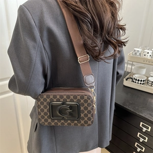 Sac bandoulière rétro marron avec motif floral vintage et large sangle tissée