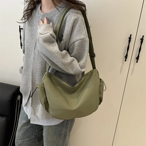 Armeegrüne Umhängetasche aus Nylon mit breitem Gurt und Kordelzugtasche für Freizeit