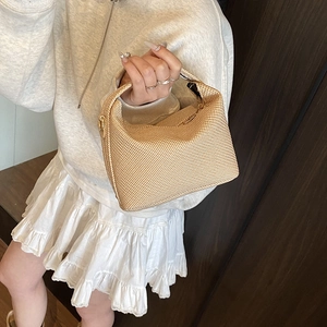 Sac oreiller tissé beige chic avec poignée incurvée pour un style décontracté