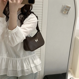 Sac à épaule marron effet crocodile avec boucle papillon argentée et bandoulière froncée