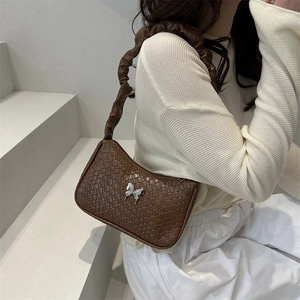 Sac à bandoulière tressé marron avec boucle papillon argentée et bandoulière plissée
