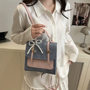 Sac à dos tendance aux couleurs gris et rose, finition en daim et breloque en perles