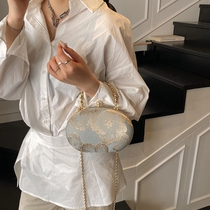 Borsa a mano ovale in raso azzurro con ricami floreali dorati e manico in metallo