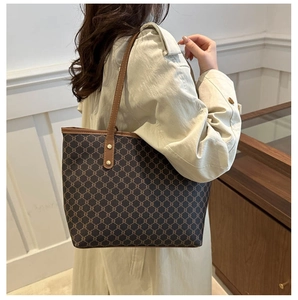 Grand sac cabas classique avec motif monogramme marron et lanières en cuir sur modèle