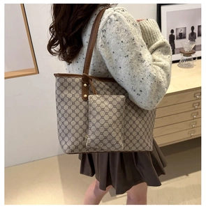 Détail du grand sac cabas avec motif géométrique vintage porté par un mannequin