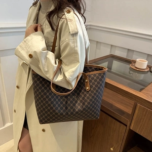 Sac cabas rétro chic à motif monogramme marron pour le trajet quotidien élégant