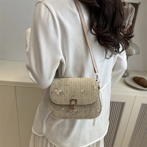 Fashionable woven straw crossbody bag with floral embroidery and golden clasp