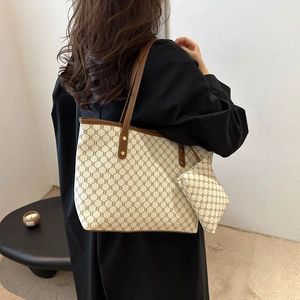 Grand sac cabas rétro avec motif marron et bandoulière porté par un mannequin
