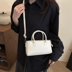 Sac à main chic blanc cassé en similicuir avec logo FASHION et bandoulière amovible