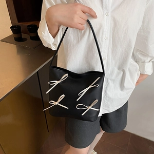 Damen Eimerbeutel aus schwarzem Leder mit weißen Schleifen im lässigen Schulter-Stil