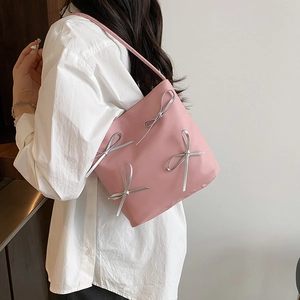 Rosa Satchel-Tasche aus Satin mit silbernen Schleifen und dünnem Schultergurt