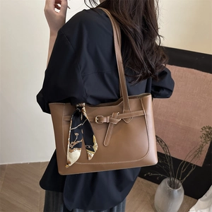 Grand sac cabas marron en cuir avec foulard floral et boucle métallique pour femme