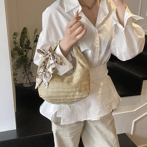 Sac bandoulière en paille tressée en forme de croissant avec foulard pour la plage