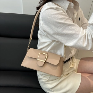 Borsa a spalla in pelle color albicocca con fibbia dorata e tracolla a catena da donna