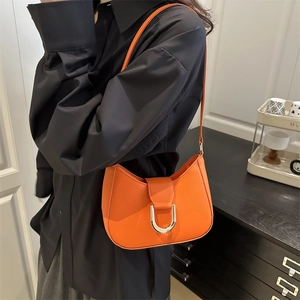 Leuchtend orangefarbene Schultertasche in Halbmondform mit silberner D-Schnalle