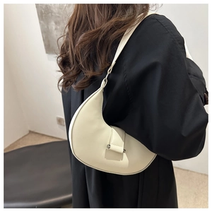 Schicke cremeweiße Halbmond-Schultertasche mit silberner Schnalle in Seitenansicht