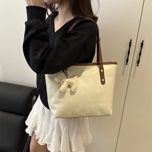 Borsa tote beige a contrasto minimalista con trama geometrica e manici marroni