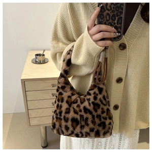 Detail einer Plüschhandtasche mit Leopardenmuster und weicher, flauschiger Textur