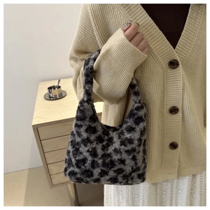 Detailansicht der Schultertasche mit Leopardenmuster, Kunstfell und weichem Hobo-Design