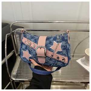 Blauwe denim crossbody tas met roze lederen riem en zilveren metalen gesp details