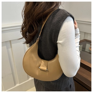Khaki Halbmond-Achseltasche mit Reißverschluss und seitlichem Riemen am Model getragen