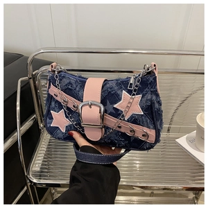 Detailweergave van de Y2K denim handtas met roze sterren en metalen gesp-accenten