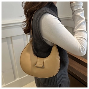 Nahaufnahme der minimalistischen Halbmond-Umhängetasche in Milchtee mit Silberdetails
