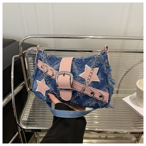 Detail van Y2K denim handtas met ster, roze lederen bies en metalen kettingriem