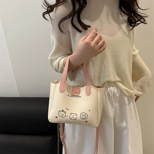 Sac seau beige minimaliste avec ours mignon et cœurs roses pour un style printanier féminin