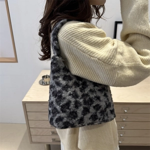 Minimalistische Schultertasche mit Leopardenmuster aus Plüsch für Damen modisches Outfit