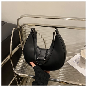 Detailansicht der mattschwarzen Halbmond-Tasche mit feinen Nähten und breitem Schultergurt