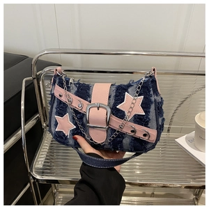 Detail van Y2K denim schoudertas met roze sterrenpatch en zilveren ketting