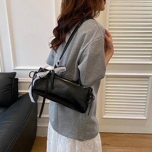 Bolso de hombro elegante en cuero brillante negro con ribete de encaje blanco y lazo