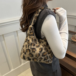 Plüsch-Schultertasche mit Leopardenmuster aus weichem Kunstfell und Runddesign