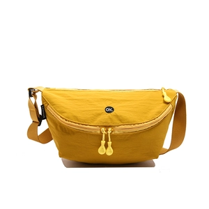 Sac bandoulière minimaliste en nylon jaune en forme de croissant avec sangle réglable