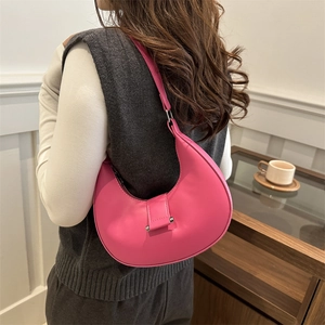 Stilvolle rosafarbene Hobo-Tasche aus glattem Kunstleder mit silberner Schnalle für Damen