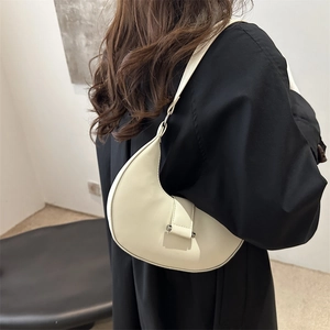 Minimalistische cremeweiße Halbmond-Umhängetasche aus PU-Leder mit Metallschnalle