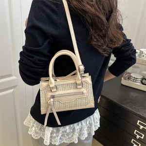 Mini borsa a tracolla beige intrecciata da donna con dettaglio nappa e tracolla