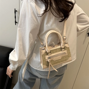 Mini borsa a mano in paglia e pelle con frange e manico superiore rigido