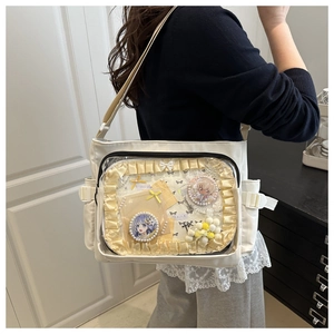 Détail latéral du sac cabas en toile blanche avec une grande fenêtre d'affichage en PVC
