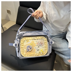 Détail du sac ita violet clair avec fenêtre transparente pour pins et décors de dentelle