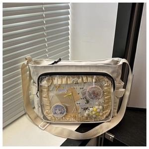 Détail macro du sac ita beige avec fenêtre PVC transparente et dentelle décorative